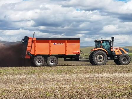 北源固态撒粪车