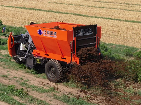 三轮自走式抛粪车