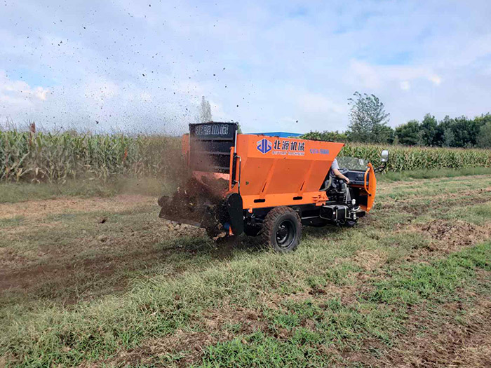 北源三轮撒粪车河北沧州作业现场