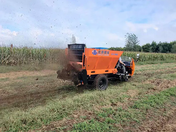 北源三轮撒粪车河北沧州作业现场